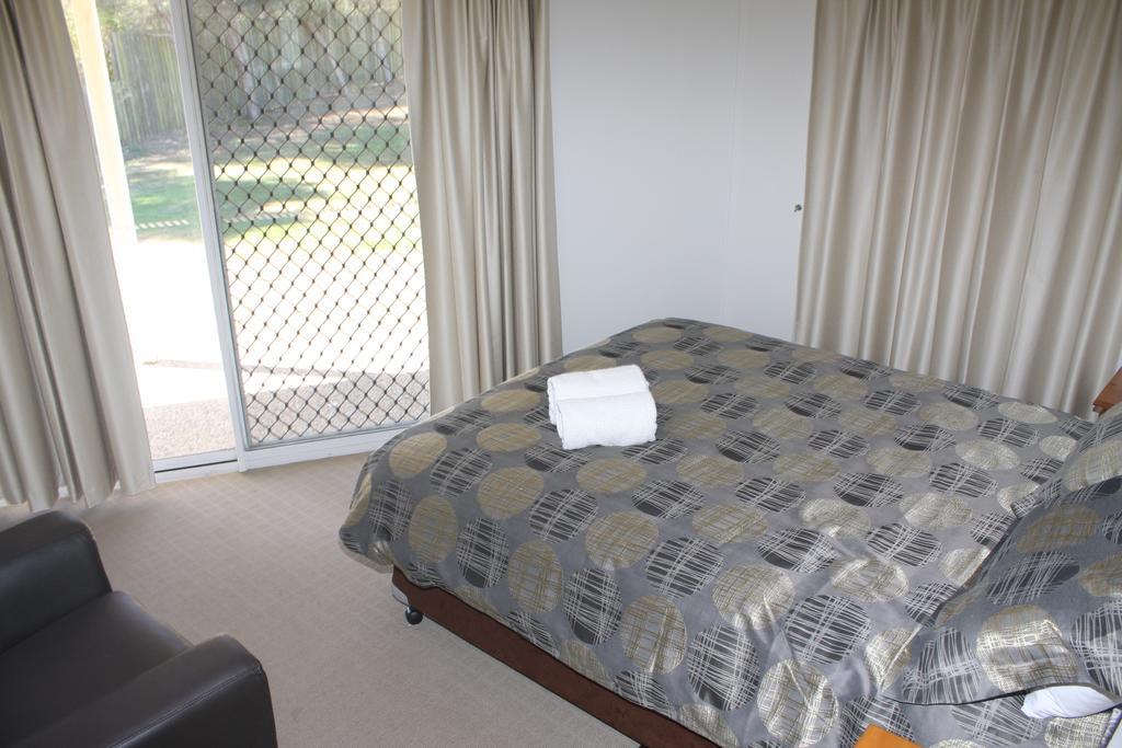 Illawong Beach Resort Mackay Room photo